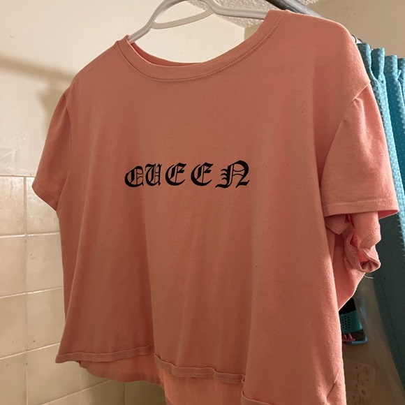 “Queen” Graphic Cropped Top - Picture 1 of 2